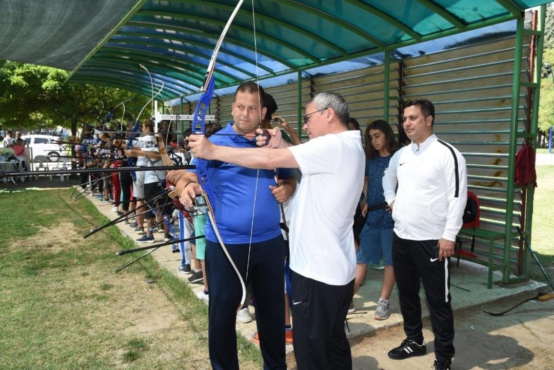 Vali Deniz, yaz spor okullarını ziyaret etti