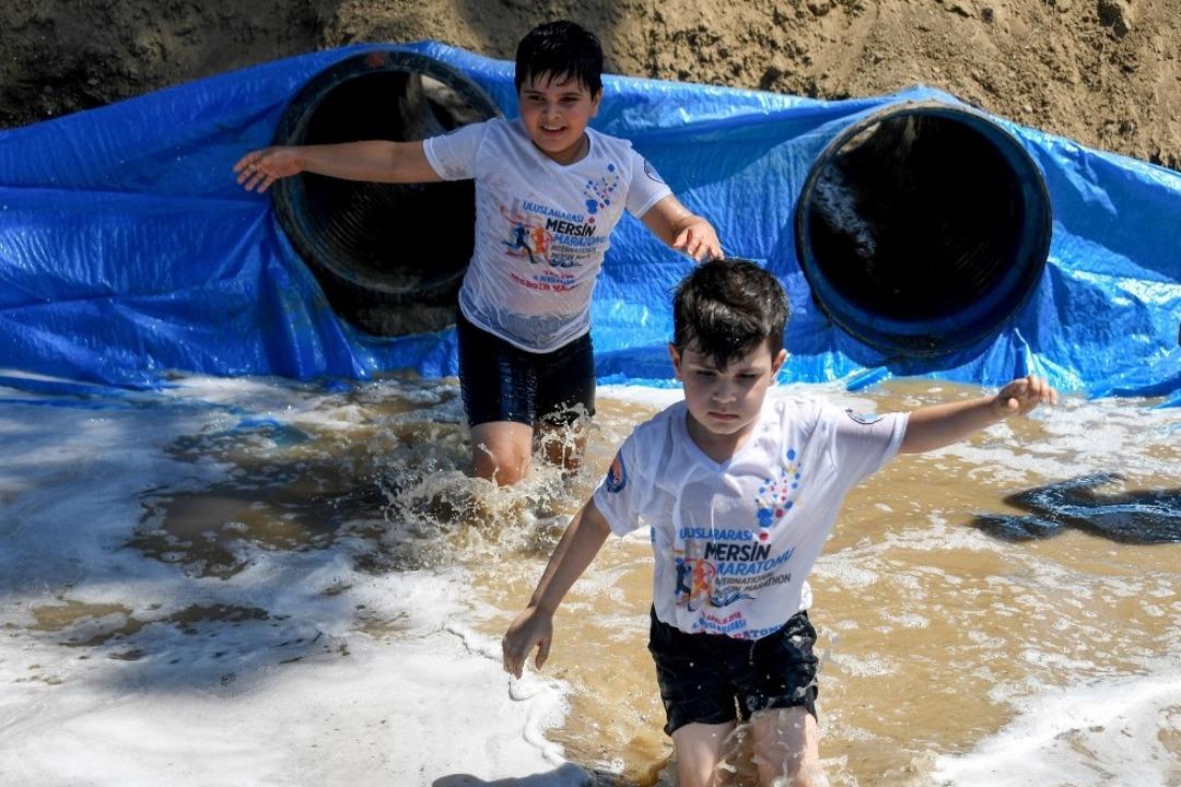 &Ccedil;ocuklar zorlu parkurda kıyasıya yarıştı, yapay kanalda kano keyfi yaşadı