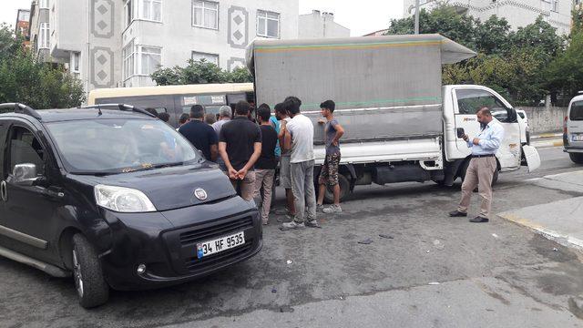 Beylikdüzü'nde trafik kazası sonrası 5 kişinin yaralandığı kavga kamerada 