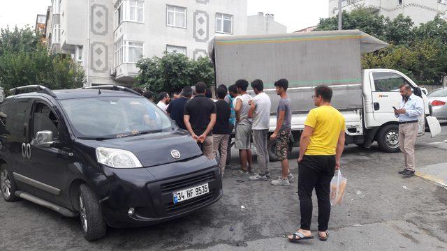 Beylikdüzü'nde trafik kazası sonrası 5 kişinin yaralandığı kavga kamerada 