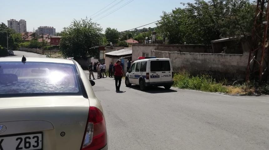 Evin &ccedil;atısından d&uuml;şen adam hayatını kaybetti