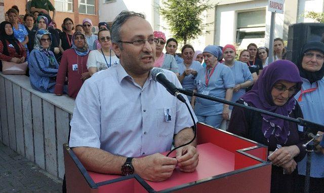 Görev yaptığı hastaneye giderken düşerek hayatını kaybeden sağlıkçı için tören düzenlendi