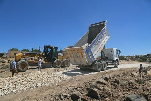 Eyyübiye kırsalında yol yapımı sürüyor