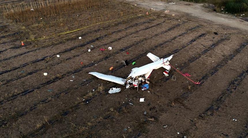 İki eğitim uçağı havada çarpıştı!