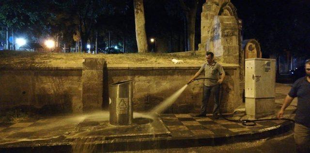 Çöp konteynerleri dezenfekte ediliyor