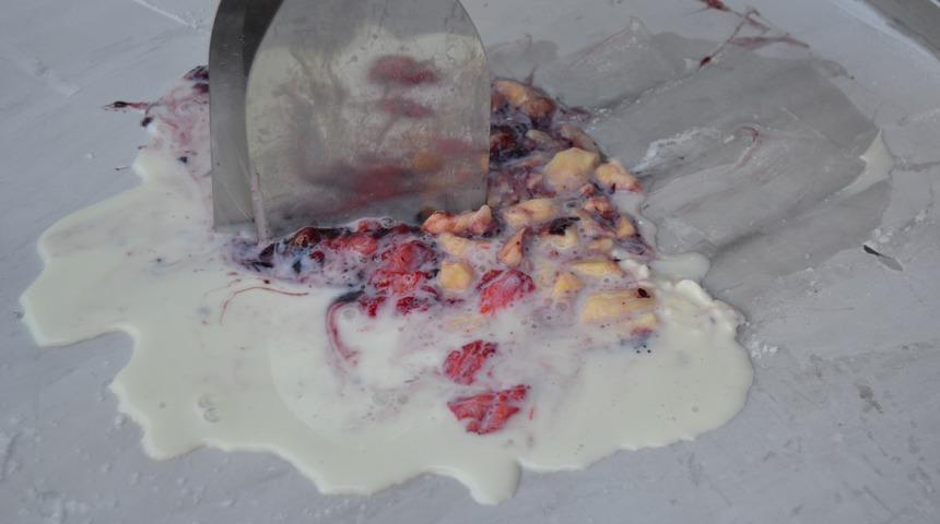 Sıcaktan bunalanlar Tayland usulü tava dondurmaya sarılıyor