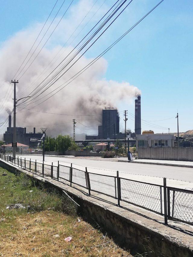 Termik santralin bacasından çıkan yoğun dumana tepki