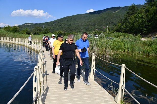 Turizmi canlandırmak için doğa yürüyüşü yapıp, göle sazan yavrusu bıraktılar