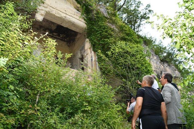 Turizmi canlandırmak için doğa yürüyüşü yapıp, göle sazan yavrusu bıraktılar