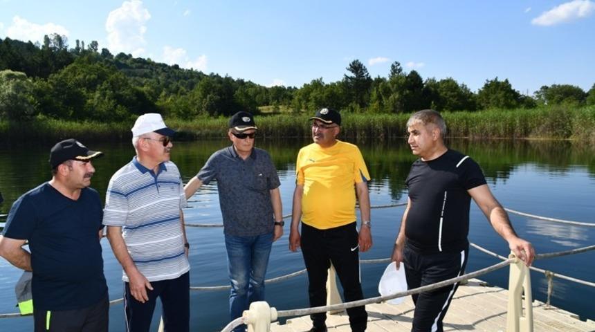 Turizmi canlandırmak için doğa yürüyüşü yapıp, göle sazan yavrusu bıraktılar