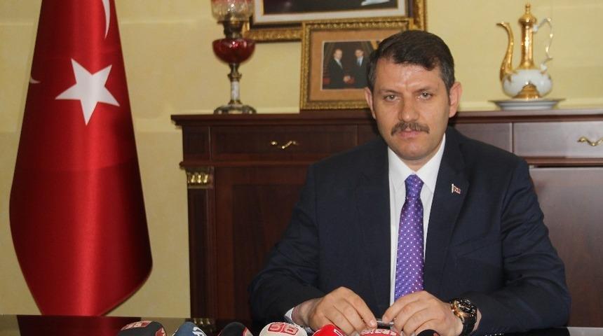 Vali Ayhan, halkı meydanlara çağırdı