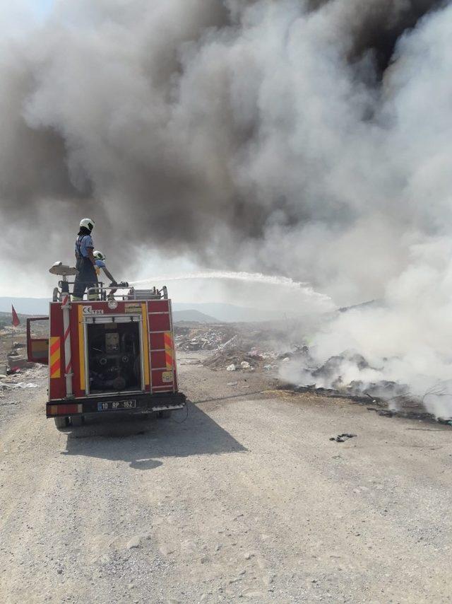 Burhaniye’de çöplük alanda yangın çıktı