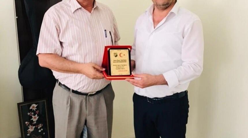 Gerc&uuml;ş Spor Kul&uuml;b&uuml; Başkanı G&uuml;naydın&rsquo;dan HEM M&uuml;d&uuml;r&uuml; Taşpınar&rsquo;a plaket