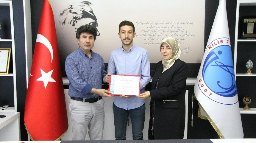 Şehit oğlu diplomasını Rekt&ouml;r Karacoşkun&rsquo;dan aldı