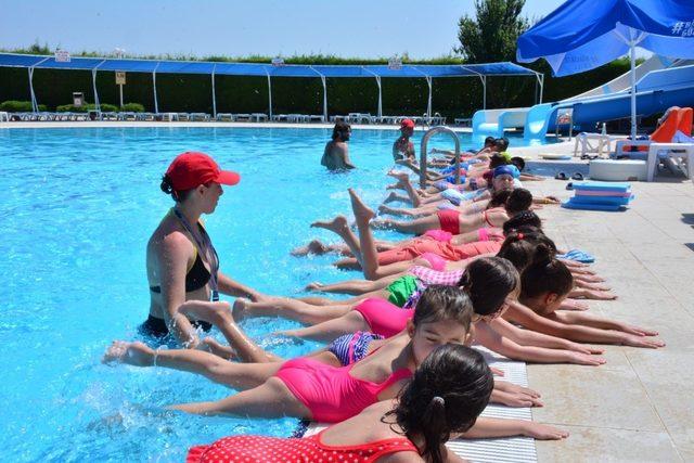 Torbalı’da çocuklar için yüzme kursları başladı