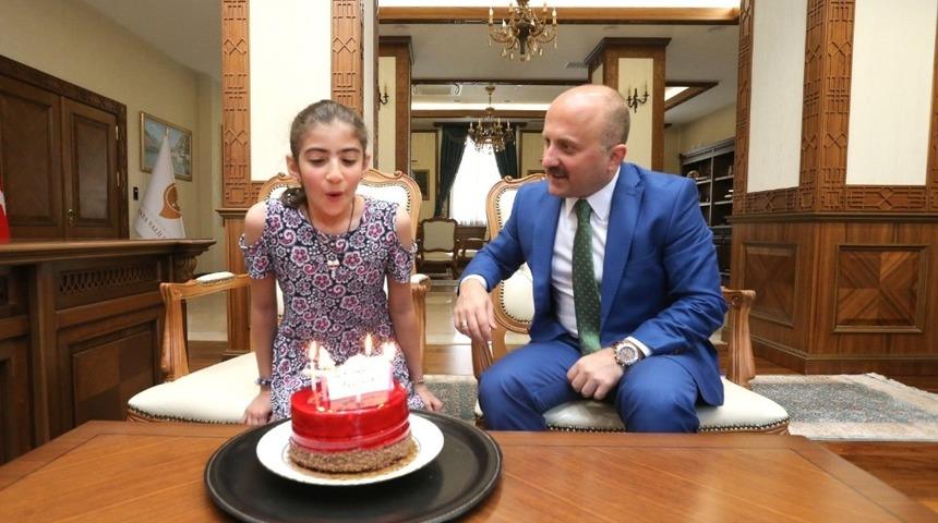 Vali Varol&rsquo;dan b&ouml;brek hastası &ccedil;ocuğa s&uuml;rpriz doğum g&uuml;n&uuml;