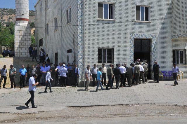 Vali Aktaş’tan teröristlerce katledilen çobanın ailesine taziye ziyareti