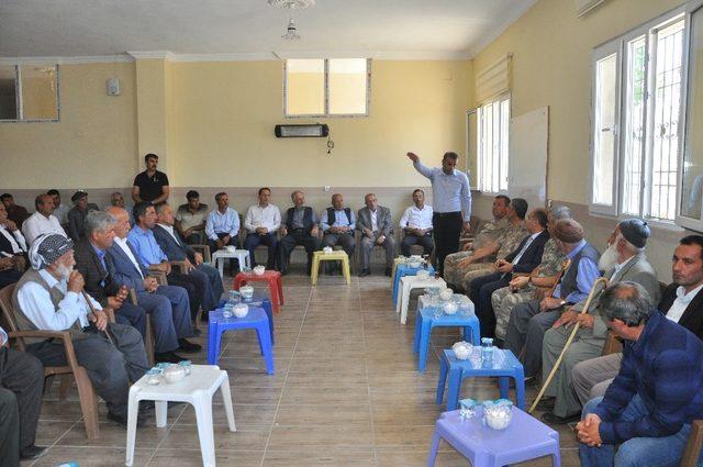 Vali Aktaş’tan teröristlerce katledilen çobanın ailesine taziye ziyareti