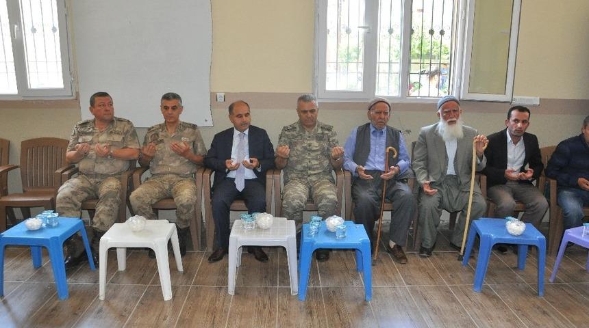 Vali Aktaş&rsquo;tan ter&ouml;ristlerce katledilen &ccedil;obanın ailesine taziye ziyareti