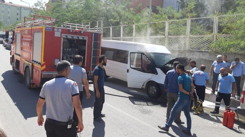 Siirt&rsquo;te park halindeki minib&uuml;ste yangın