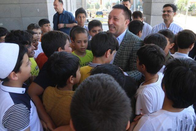 Başkan Beyoğlu minik hafızların misafiri oldu