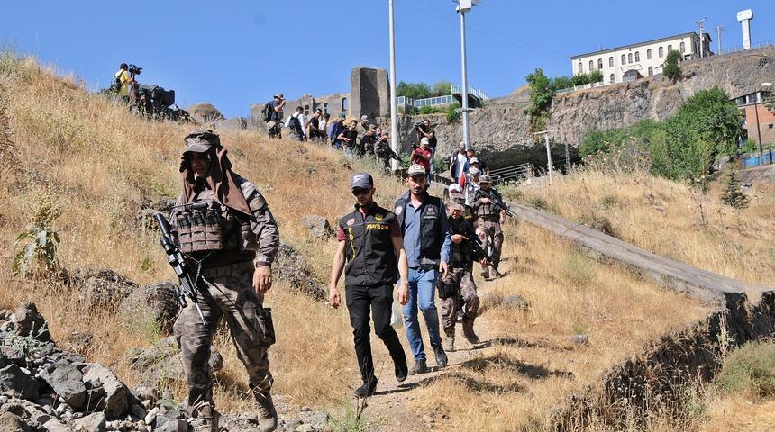 Hevsel Bah&ccedil;eleri'nde 300 polisle uyuşturucu operasyonu