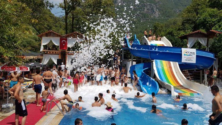 Sıcaktan bunalanlar kendileri buz gibi suya atıp köpük partisiyle eğleniyor G2