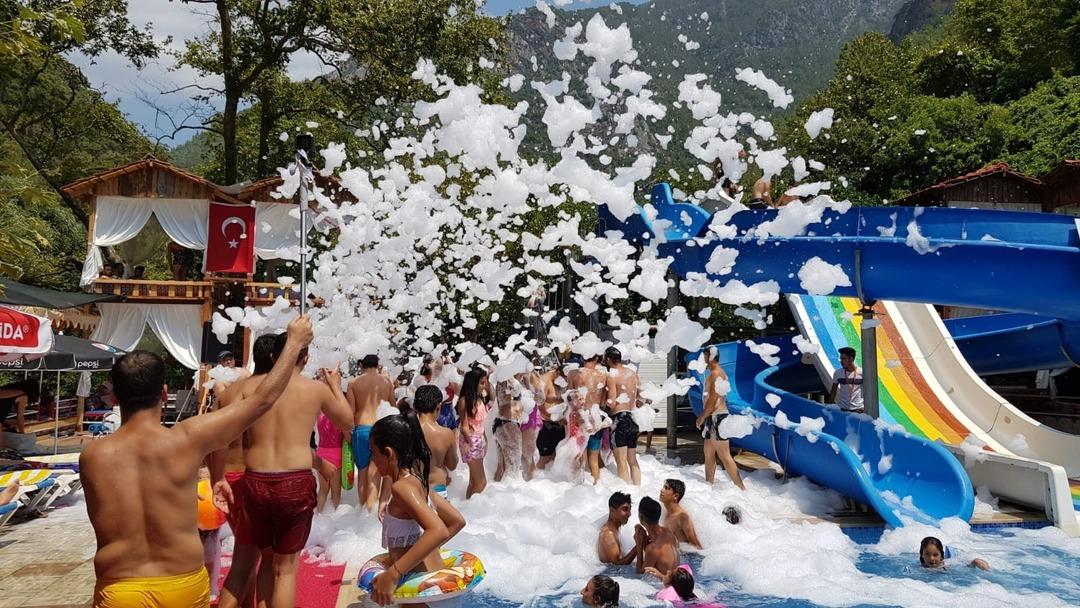 Sıcaktan bunalanlar kendileri buz gibi suya atıp k&ouml;p&uuml;k partisiyle eğleniyor