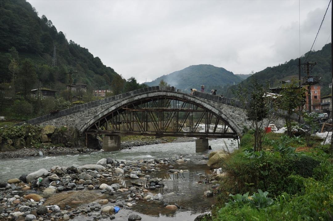 Rize'de tarihi kemer k&ouml;pr&uuml; yıkıldı