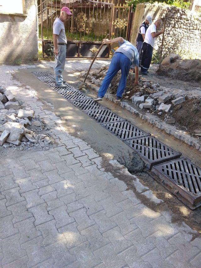 Sapanca Belediyesi Fen İşleri ekipleri ıslah çalışması yapıyor