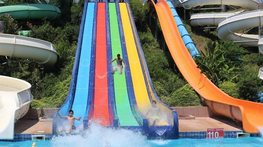 Şanlıurfalı &ouml;ğrenciler su parkında doyasıya eğlendi