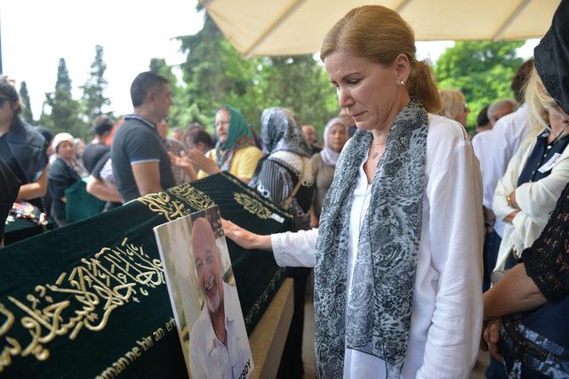 Mavi Işıklar'ın solisti Nejat Toksoy son yolculuğuna uğurlandı