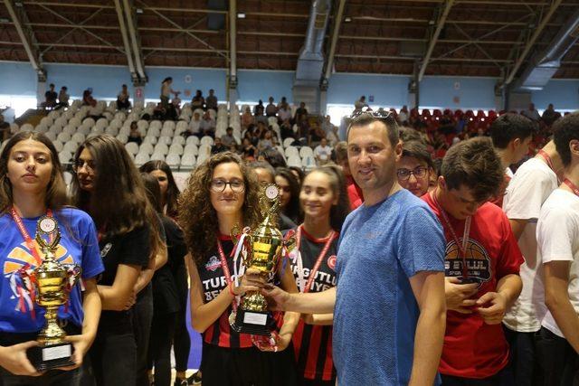 Basketbolda Turgutlu Belediyespor rüzgarı esti