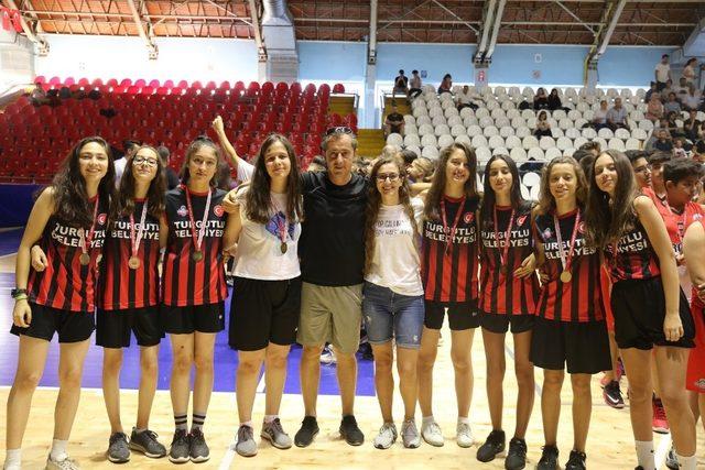 Basketbolda Turgutlu Belediyespor rüzgarı esti