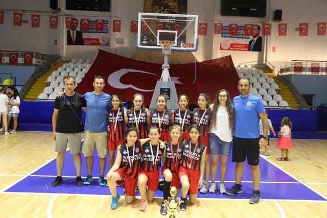 Basketbolda Turgutlu Belediyespor rüzgarı esti