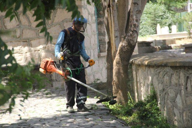 Şuhut İlçe Mezarlığında çevre düzenleme çalışması yapıldı