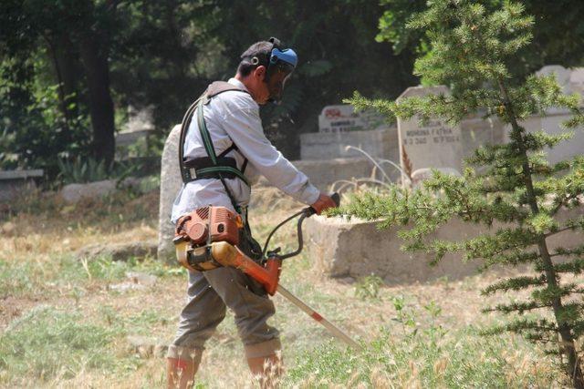 Şuhut İlçe Mezarlığında çevre düzenleme çalışması yapıldı