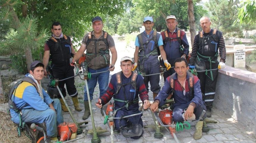 Şuhut İl&ccedil;e Mezarlığında &ccedil;evre d&uuml;zenleme &ccedil;alışması yapıldı