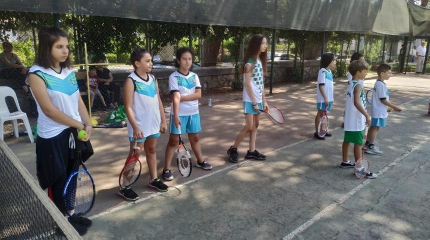 Geleceğin şampiyon tenis&ccedil;ileri Salihli&rsquo;de yetişiyor