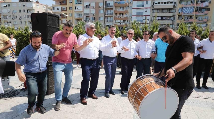 Bayraklı&rsquo;da toplu s&ouml;zleşmeye davullu zurnalı kutlama