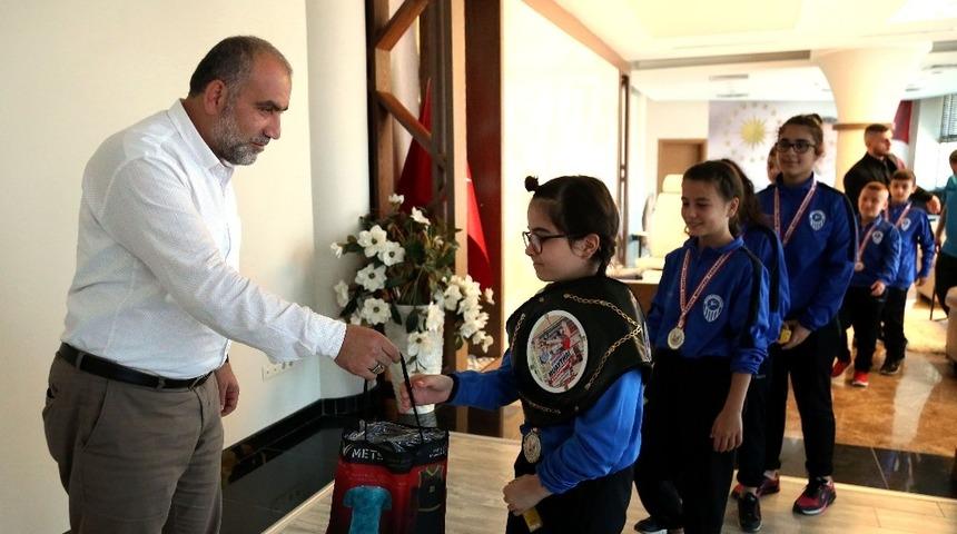 Başkan Sandık&ccedil;ı&rsquo;dan muaythai sporcularına &ouml;d&uuml;l