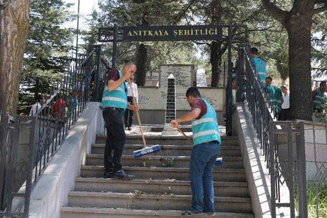 Afyonkarahisar’da şehitliklerin bakımını hükümlü ve yükümlüler yaptı