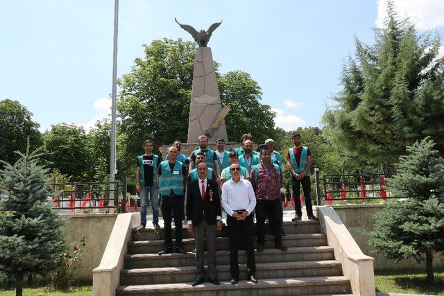 Afyonkarahisar’da şehitliklerin bakımını hükümlü ve yükümlüler yaptı