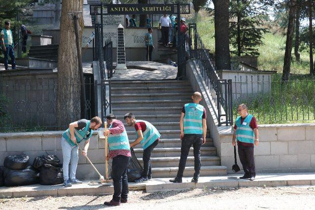 Afyonkarahisar’da şehitliklerin bakımını hükümlü ve yükümlüler yaptı