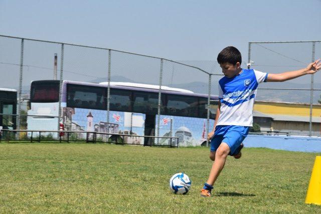 Yunusemre’nin futbol kursuna yoğun ilgi