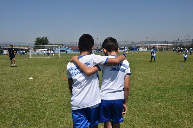 Yunusemre’nin futbol kursuna yoğun ilgi