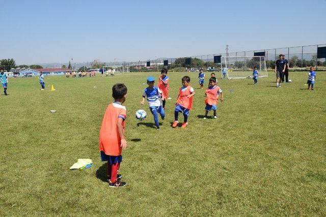 Yunusemre’nin futbol kursuna yoğun ilgi