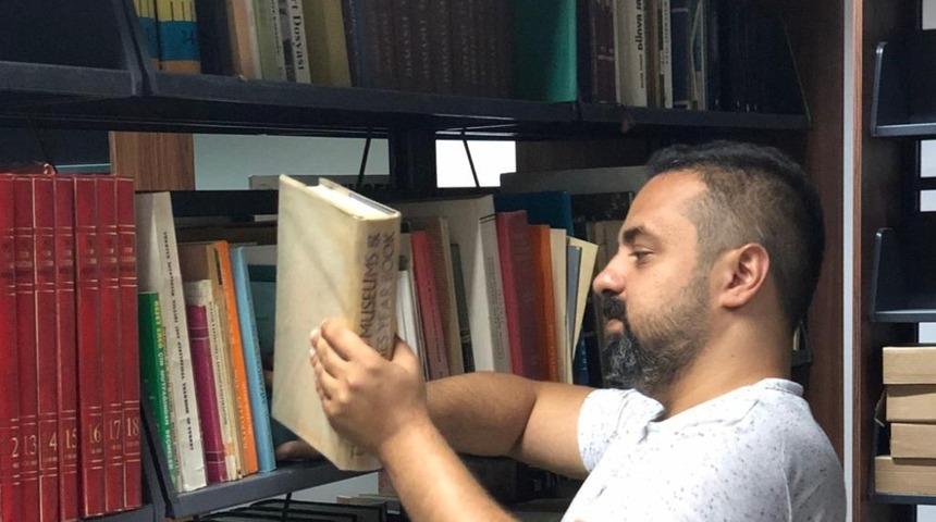 Artuklu Üniversitesi kütüphanesine anlamlı bağış