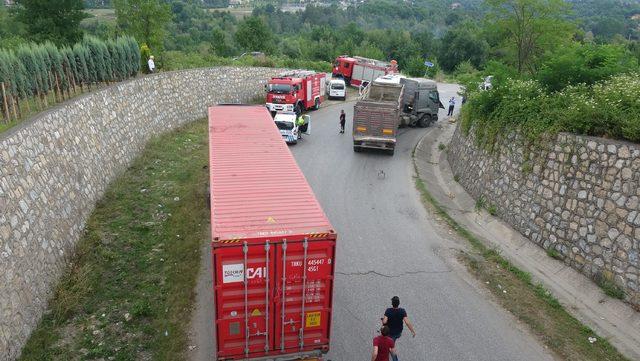 Motosiklet TIR'ın altına girdi