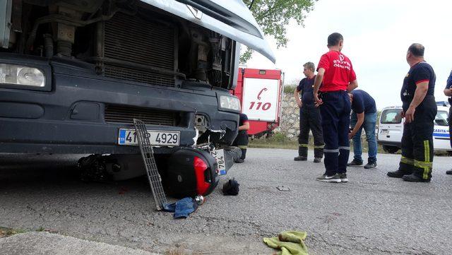 Motosiklet TIR'ın altına girdi